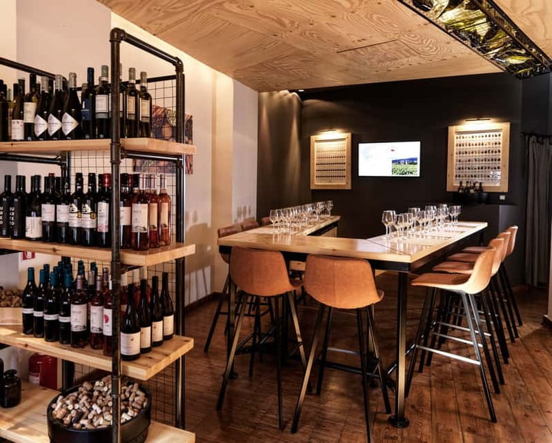 Athens: Acropolis Wine Tasting with Cheese and Olives - Key things you’ll notice right away