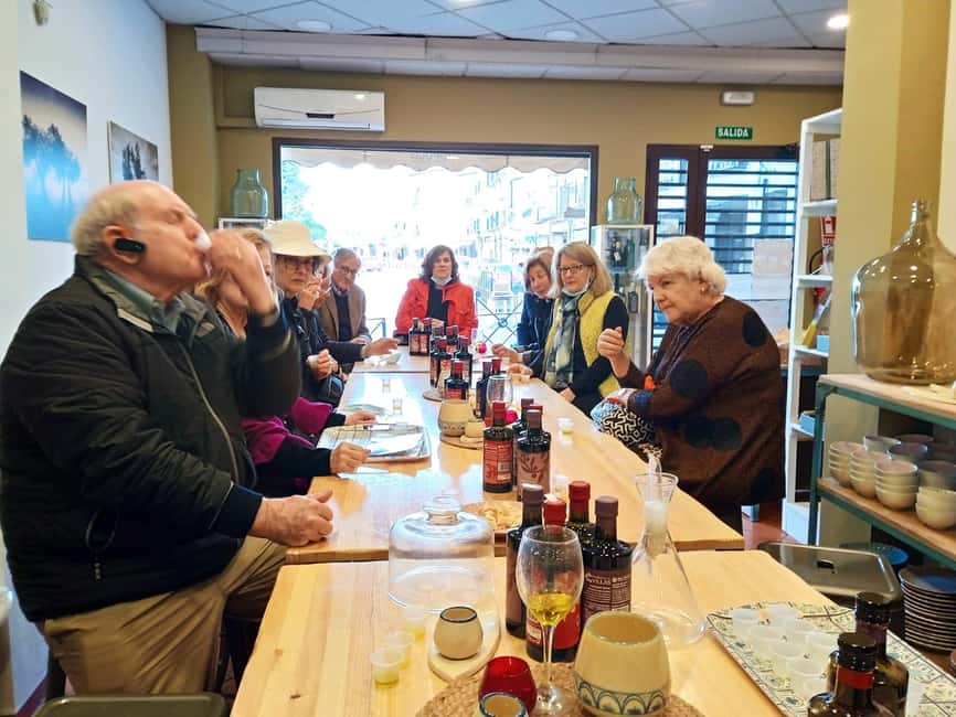 Baeza: Olive Oil Tasting Experience - The Tasting Setup: Blue or Red Glasses and a Notes Card