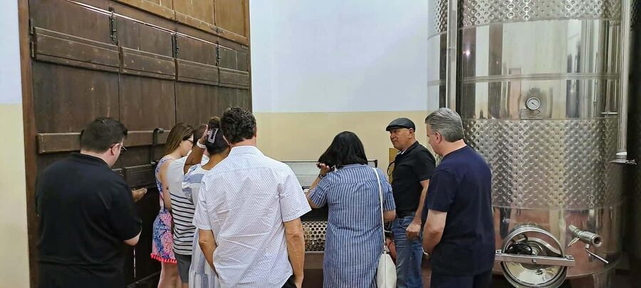 Crete: Knossos Palace, Winery & Olive Oil Tour with Lunch - Extra Virgin Olive Oil Tasting: Why It’s More Than a Souvenir Pour