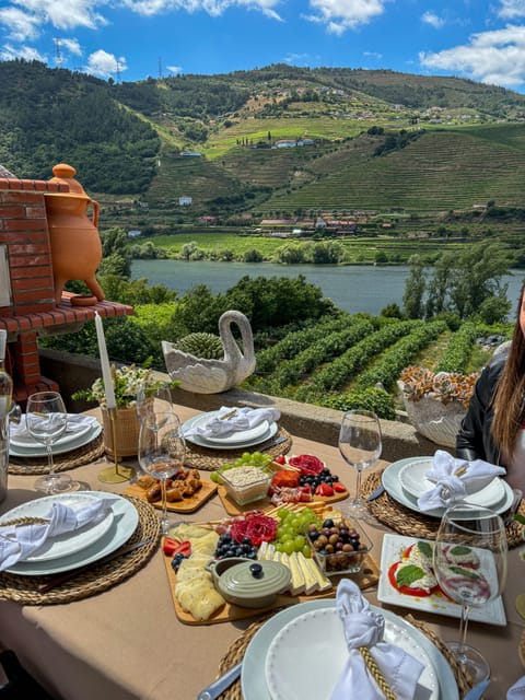 Douro Valley: Olive Oil & Wine Tour with Boat & Lunch - Quinta das Carvalhas in the afternoon: Douro wines and Ports with big views