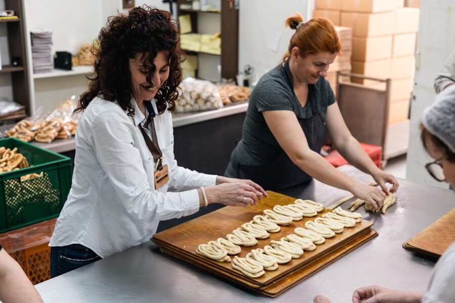 Kalamata: Food tour and Olive Oil Tasting with Light Lunch - Entering Kalamata Food Mode with Maria (Vasileos Georgiou Square)