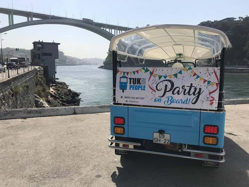 Porto: Tuk Tuk Tour with Olive Oil Tasting - Your guide: what “live and multilingual” means in real life