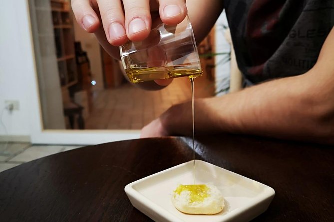 Rome Tasting Experience: Wine, Olive Oil and Local Bites - Inside the Wine Bar: How the Host Runs the Session