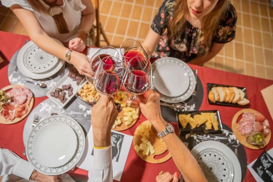 THE TRADITIONS OF VALPOLICELLA: WINE, EXTRA VIRGIN OLIVE OIL, AND HONEY TASTING - Starting in the Vineyards: Organic Farming and Grape Steps You Can Visualize