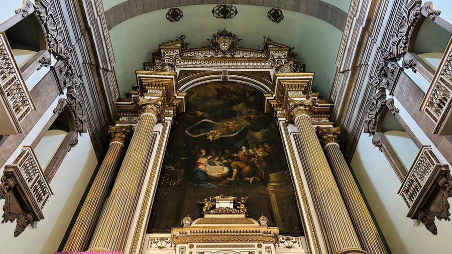 Unveiled Secrets of Porto + Olive Oil Tasting - Avenida dos Aliados, Rua das Flores, and São Bento Station: murals plus the stories behind them