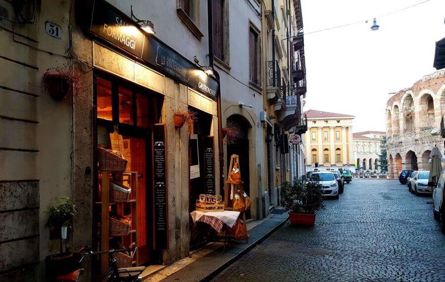 Verona centro: Olive Oil Tasting Experience - Starting at La Bottega di Verona: the setting and vibe